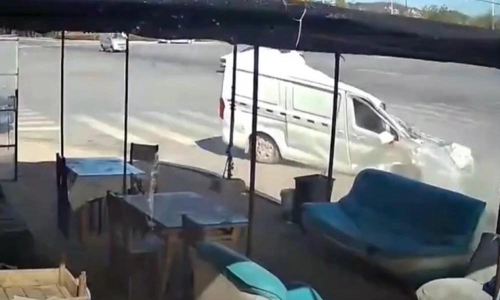 Άγιο είχε οδηγός που βγήκε αλώβητος από φορτηγάκι που ισοπέδωσε νταλίκα